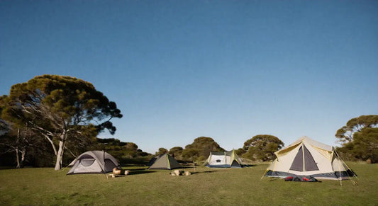 Eine gruppe von zelten auf einem feld bei den besten naturnahen campingplätzen.