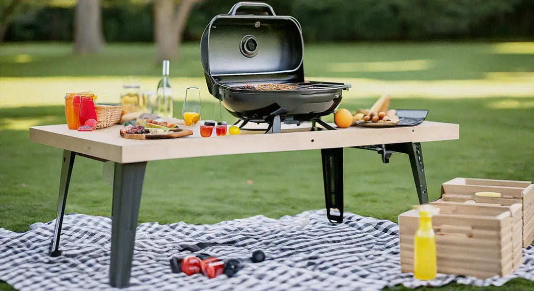 Grillpicknick: barbecue-grill mit picknicktisch und essen im freien für ein unvergessliches erlebnis.