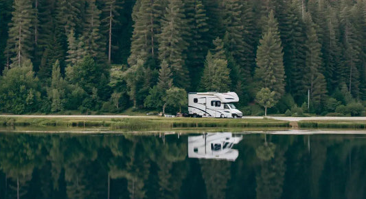 ein einsames wohnmobil mitten in der natur an einem see