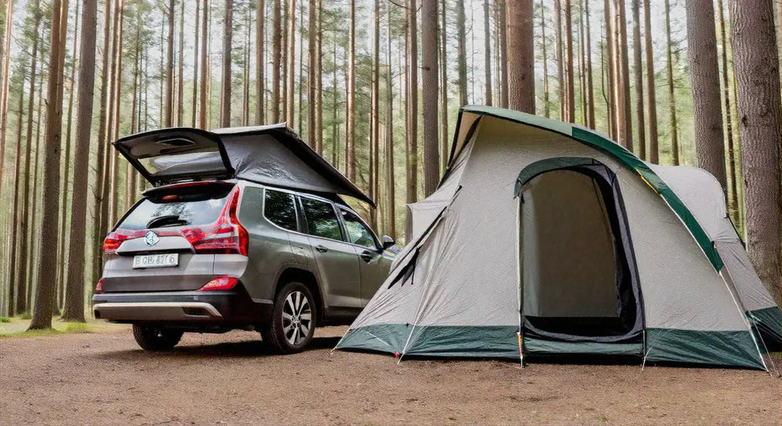 Ein auto und ein zelt im wald, perfekte kombination für unvergessliche campingabenteuer.