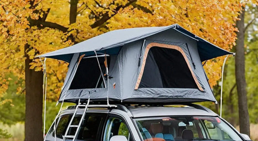 Ein van mit dachzelt, ideal für camping-enthusiasten, die flexibilität und komfort suchen.