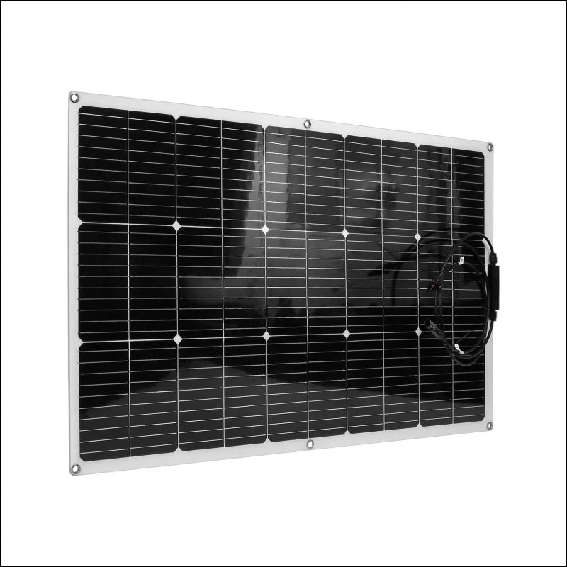 Solarmodul mit mehreren, in einem rechteckigen gitter angeordneten photovoltaischen zellen.