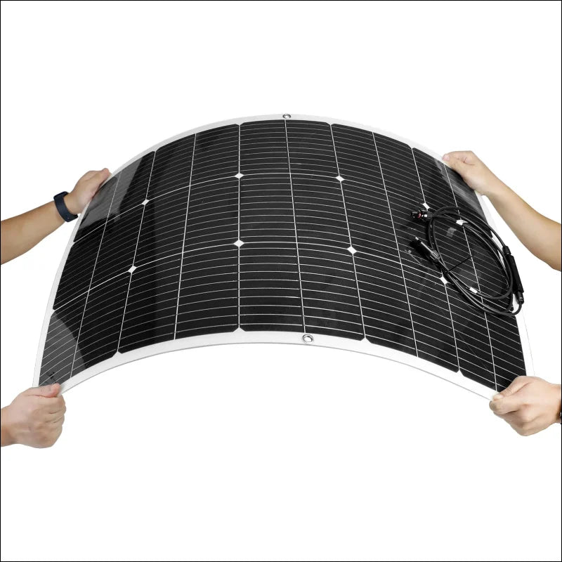 Flexibles solarpanel, das von zwei händen gehalten und leicht gebogen wird.