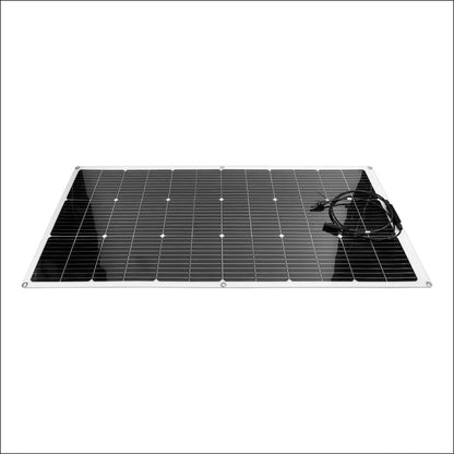 Solarmodul mit sichtbarem gittermuster und angeschlossenem kabel.