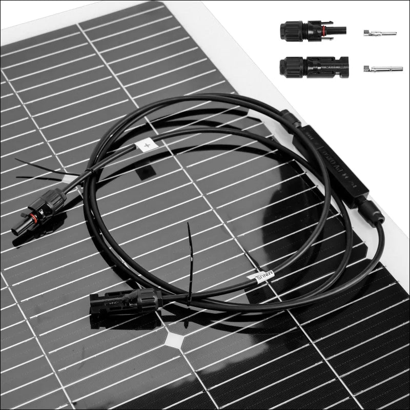 Solarmodul mit anschlusskabeln und steckern.