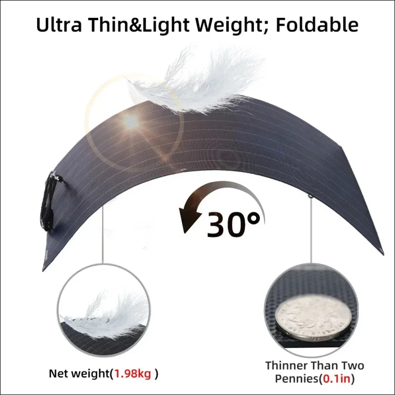 Faltbarer, ultradünner, leichter regen- oder sonnenschirm mit einem 30-grad-winkel und federartigem dekor.