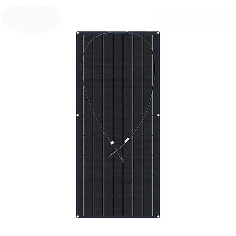 Schwarzes rechteckiges solarpanel mit sichtbaren photovoltaikzellen und anschlussdrähten.