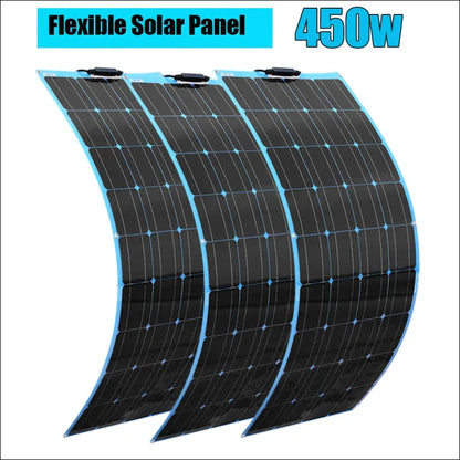 Flexibles solarmodul mit einer nennleistung von 450 w und drei gebogenen, blau umrandeten schwarzen modulen.