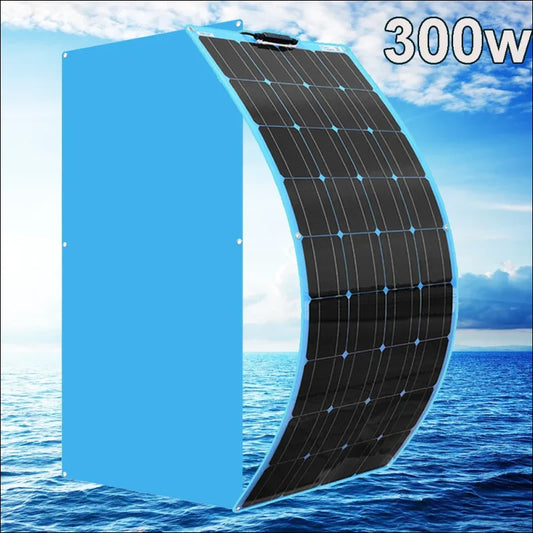 Flexibles 300-w-solarmodul mit blauem rahmen vor einem meereshintergrund.