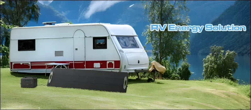 Wohnmobil oder wohnwagen auf der wiese geparkt, mit sichtbaren sonnenkollektoren.