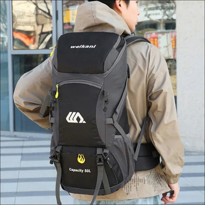 Schwarz-grauer wanderrucksack mit ’weikani’-branding und 50 l fassungsvermögen.