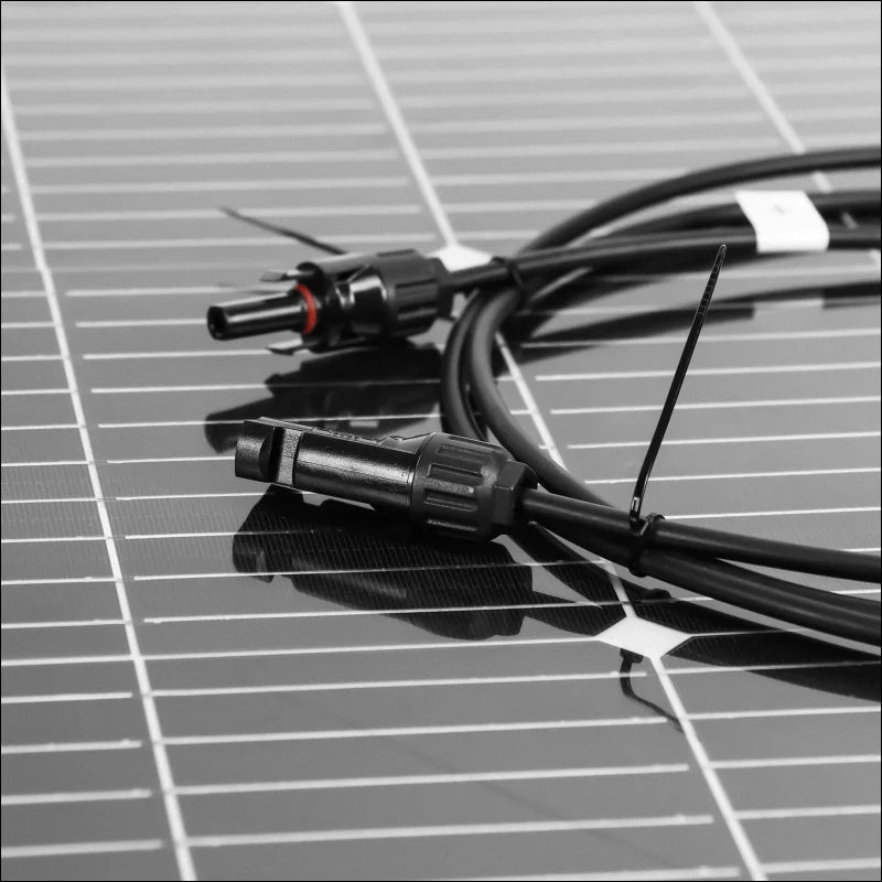 Elektrische anschlüsse und kabel im solarpanel system kit 12v auf gitterförmiger oberfläche