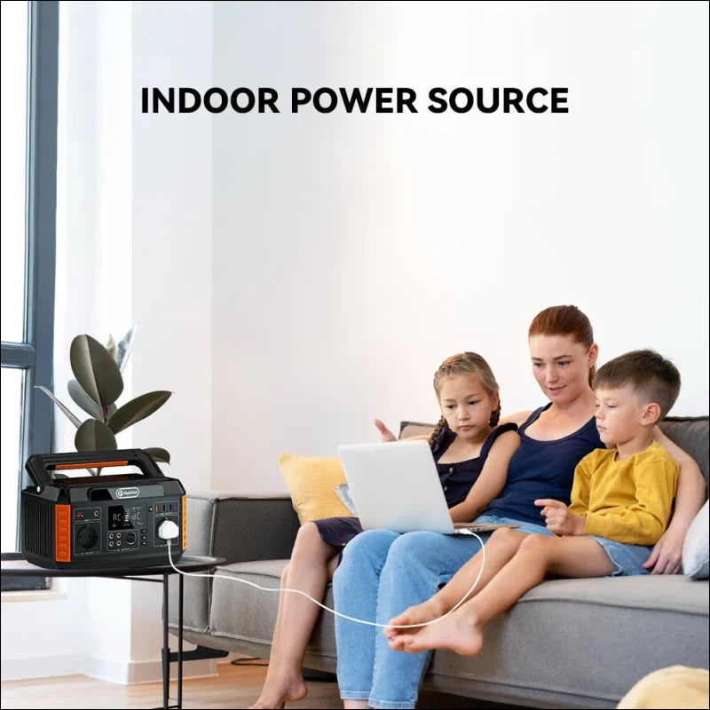 Zwei kinder auf der couch mit laptop, betrieben vom faltbaren 560w powerstation solarmodul kit