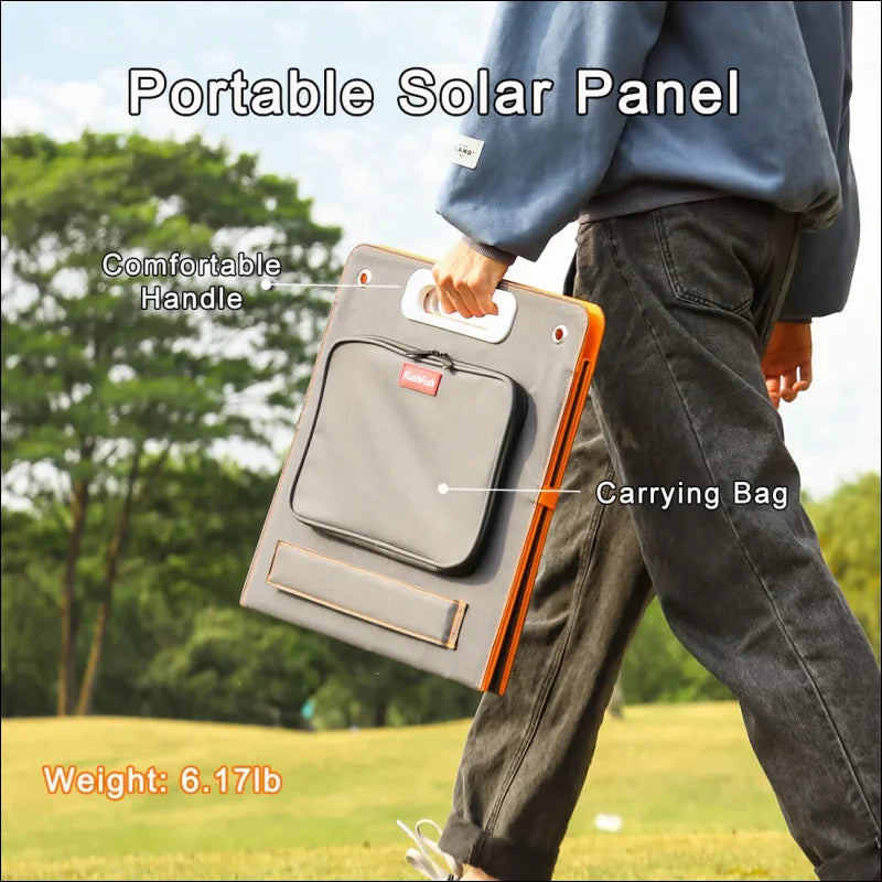 Eine person trägt eine laptoptasche neben 100w solarpanel faltbares solarmodul mit batterie