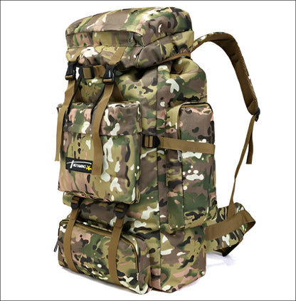 Tarnfarbener rucksack im militärstil mit mehreren fächern und riemen.