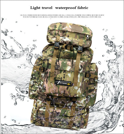 Wasserdichter rucksack im camouflage-muster mit mehreren fächern und riemen.