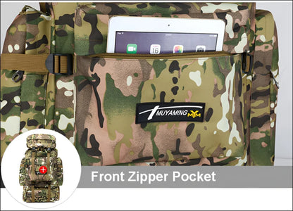 Rucksack mit camouflage-muster und einer reißverschlusstasche auf der vorderseite, in der ein tablet-gerät platz findet.