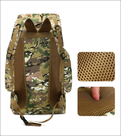 Rucksack mit camouflage-muster und netzpolsterung an den trägern.