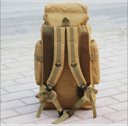 Brauner rucksack im militärstil mit mehreren fächern und gepolsterten schulterriemen.