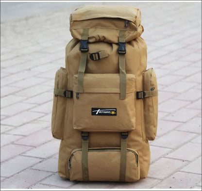 Brauner rucksack im militärstil mit mehreren fächern und riemen.