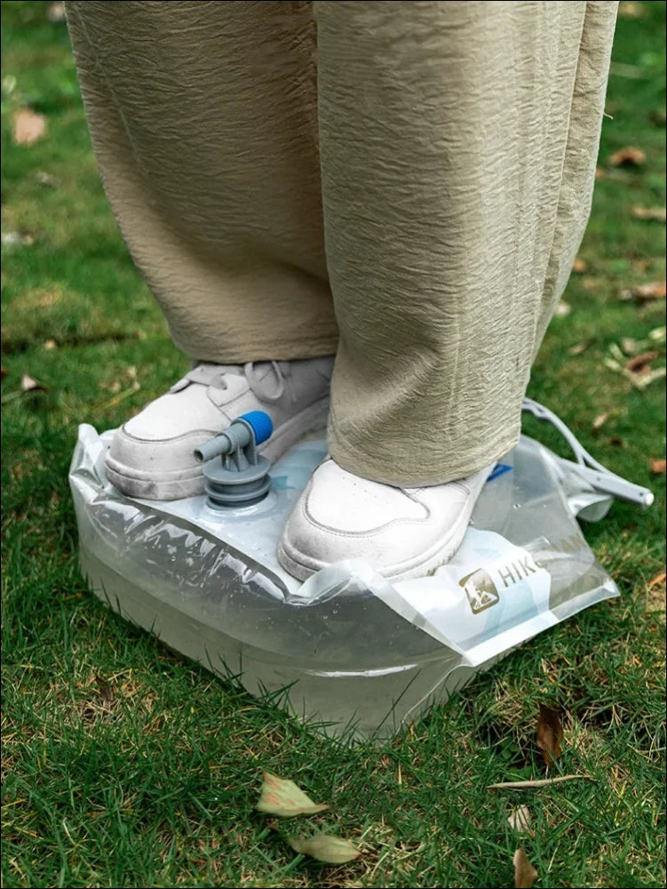 Mit wasser gefüllte plastiktüte, die als behelfsmäßige schuhablage dient.