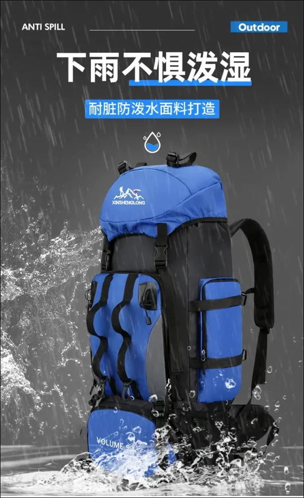 Blauer und schwarzer wasserdichter wanderrucksack mit mehreren fächern.