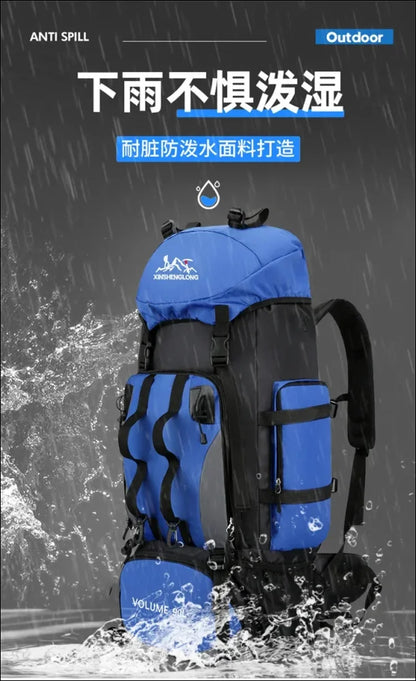 Blauer und schwarzer wasserdichter wanderrucksack mit mehreren fächern.