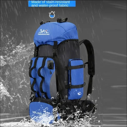 Blauer und schwarzer wasserdichter wanderrucksack mit mehreren fächern und gurten.