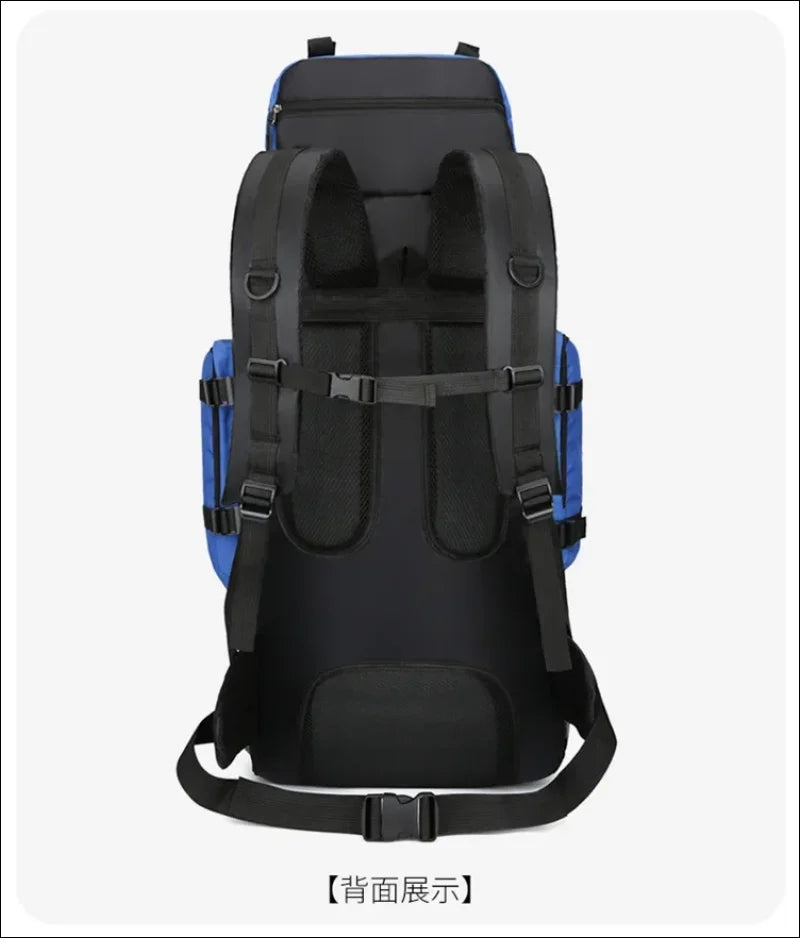 Rucksack mit blauen seitenteilen und schwarzen gepolsterten trägern und rückenstütze.