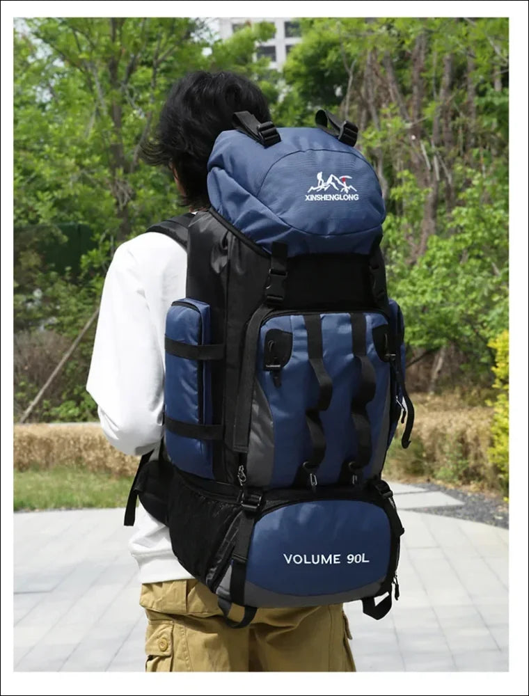 Blau-schwarzer wanderrucksack mit mehreren fächern und dem aufdruck ’volume 90l’.