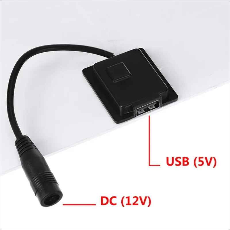 Netzadapter mit usb- und dc-anschlüssen zur spannungsumwandlung.