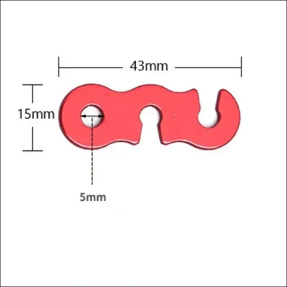 Roter, unregelmäßig geformter gegenstand mit gebogenen kanten und zwei löchern, der an einen flaschenöffner oder ein multi-tool erinnert.