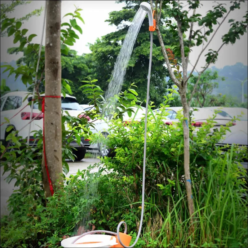 Outdoor Dusche in grünem Garten mit großer Kapazität und aufladbarer Robustheit