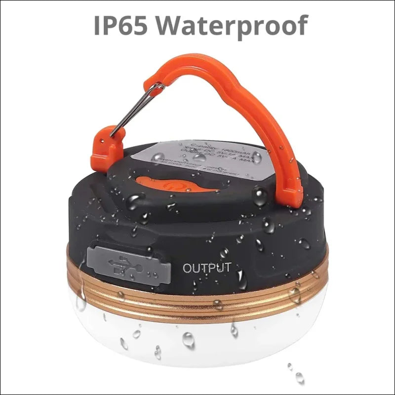 Wasserdichte, tragbare laterne oder campinglampe mit orangefarbenem griff und schutzart ip65.