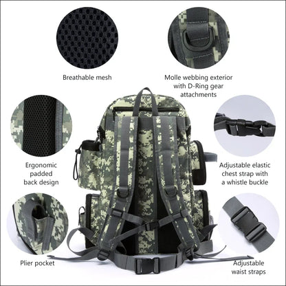 Taktischer rucksack im militärstil mit tarnmuster und mehreren befestigungspunkten.