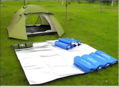 Zelt und isomatte auf der aluminium bodendecke für perfekte picknick-abenteuer!