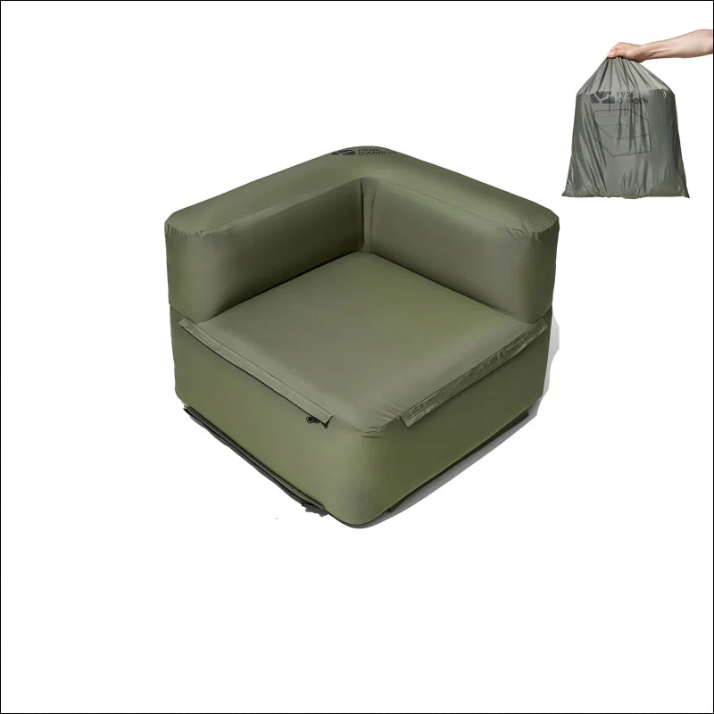 Camping aufblasbares sofa mit grünem bezug und hand, die es hält