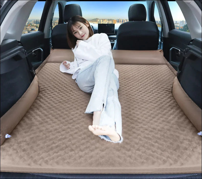 Frau sitzt im auto mit der selbstaufrichtende matratze ultimativer schlafkomfort.