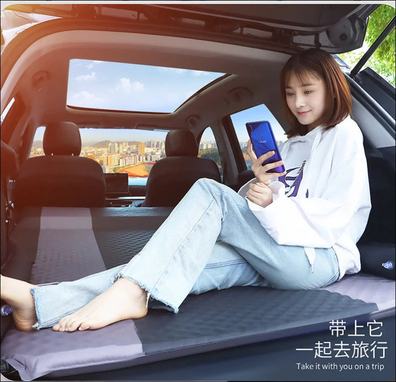 Frau sitzt im rücksitz eines autos - ultimativer schlafkomfort: matratze bietet ihnen.