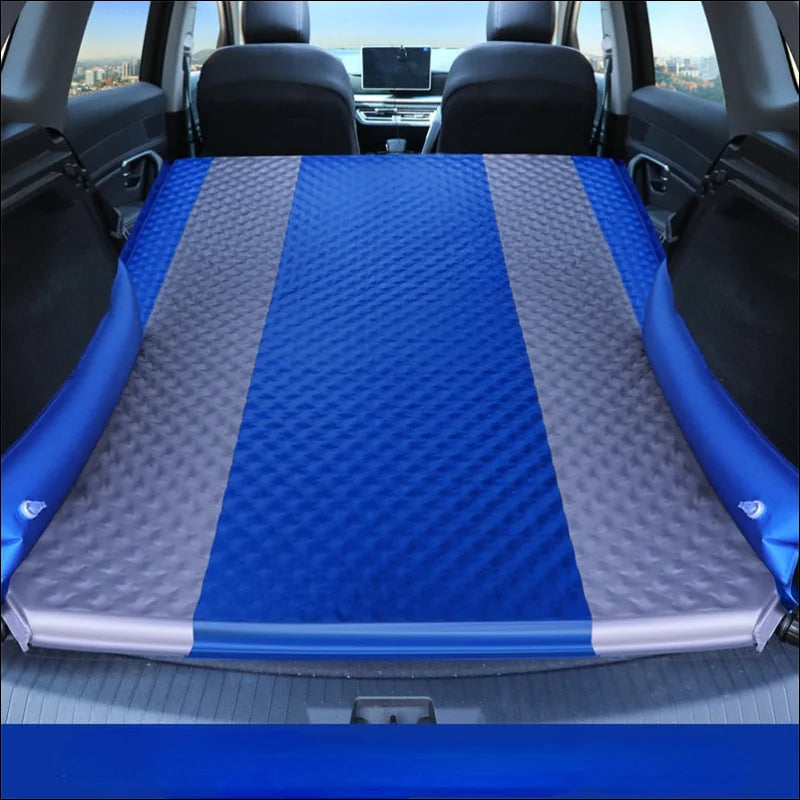 Autoteppich in blau mit schwarzen und weißen streifen: ultimativer schlafkomfort.