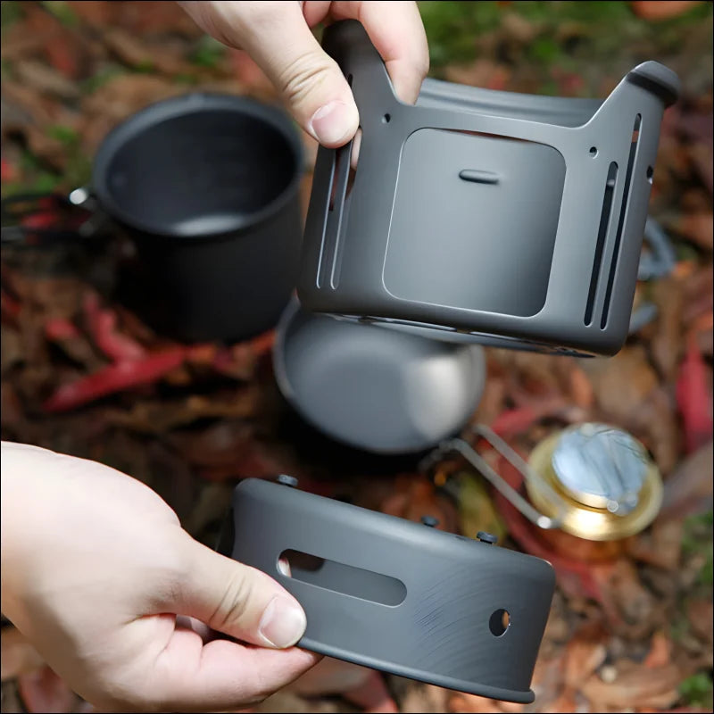 Person mit handy in der hand neben dem ultimatives outdoor camping pfannen-set 7-teilig