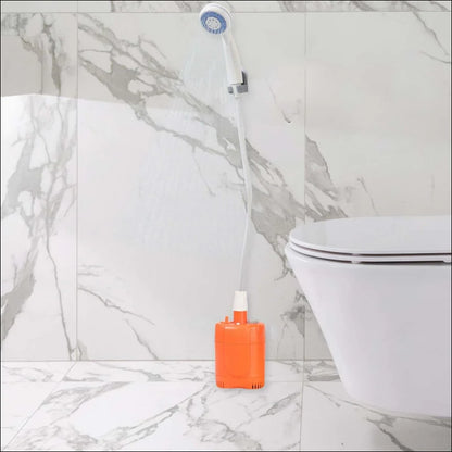 Weiße toilette mit orangefarbener bürste in erfrischende outdoor-dusche für abenteurer