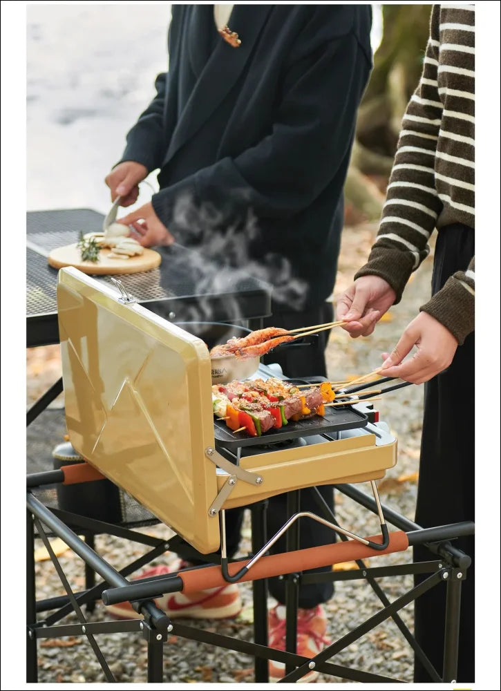 Tragbarer grill im freien, auf dem lebensmittel zubereitet werden.