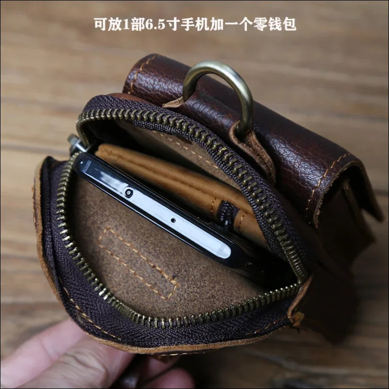 Eine hand hält ein handy in einer braunen ledertasche, echte leder bauchtasche für herren