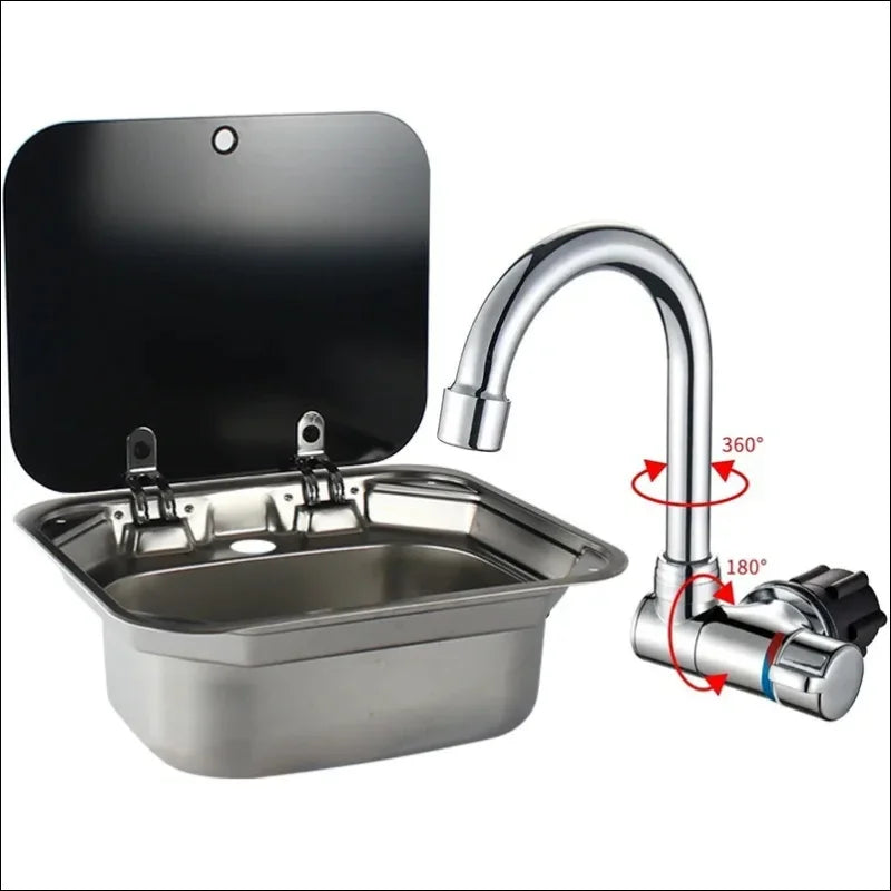 Nahaufnahme eines edelstahl camping waschbecken mit glasdeckel und wasserhahn