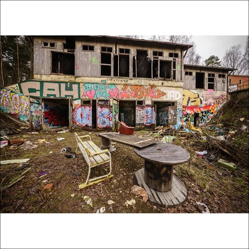 Teil 1 fotografie kulisse: gebäude mit graffiti und bank, ziegelwand-antikmauer