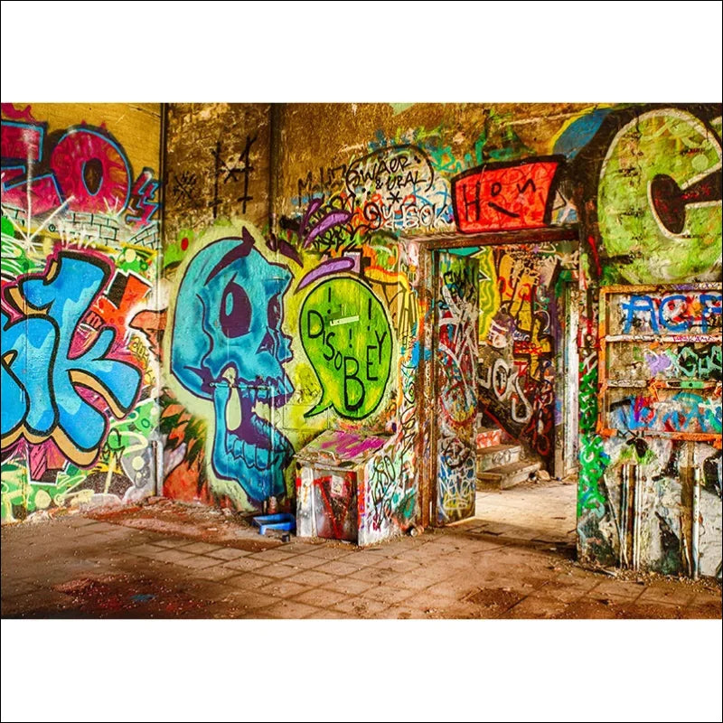 Graffiti-bedeckte wand mit bunten graffiti-buchstaben auf antiker ziegelmauer fotohintergrund