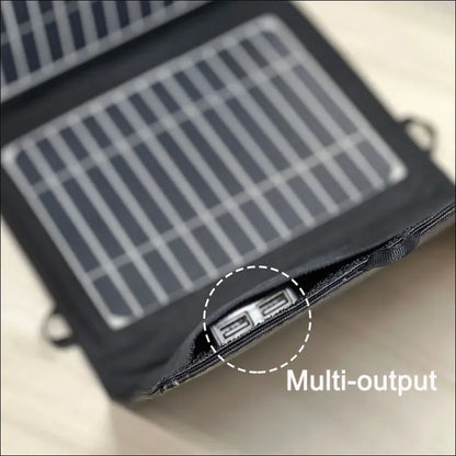 Tragbares solarpanel-ladegerät mit mehreren usb-ausgängen.