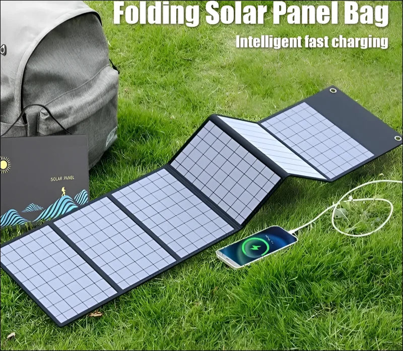 Faltbares solarpanel-ladegerät mit mehreren auf dem rasen ausgelegten panels.