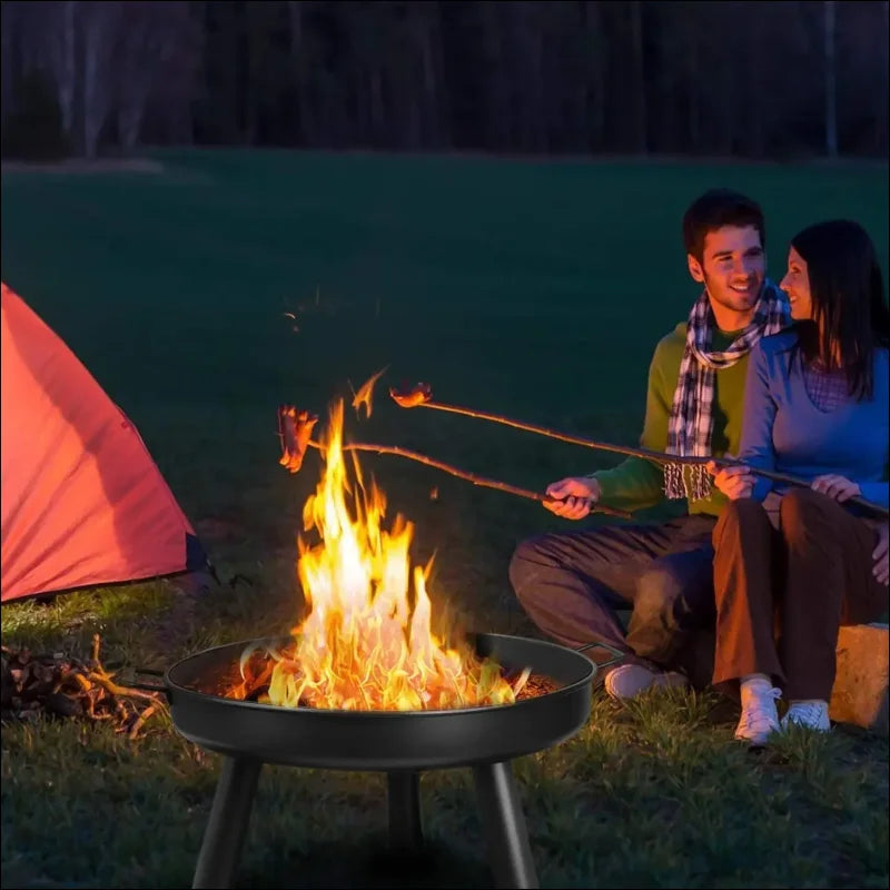 Zwei personen rösten marshmallows am feuer in einer feuerstelle 62 cm zum grillen oder heizen